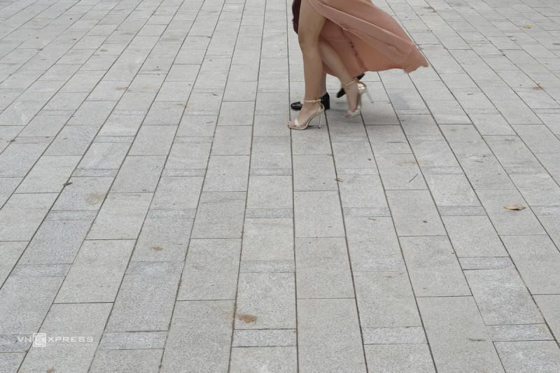 Công nhân gấp rút lát đá vỉa hè quanh Hồ Gươm - 12