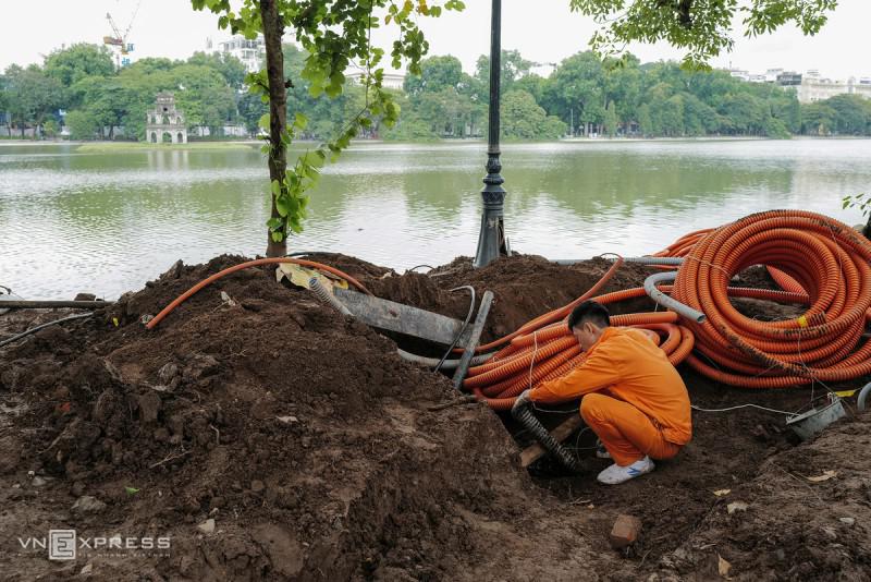 Công nhân gấp rút lát đá vỉa hè quanh Hồ Gươm - 6