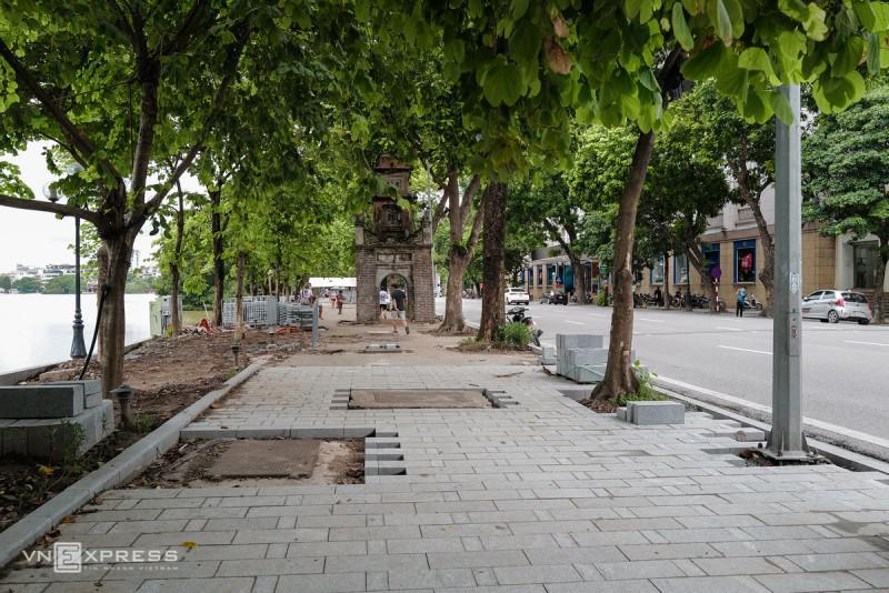 Công nhân gấp rút lát đá vỉa hè quanh Hồ Gươm - 10
