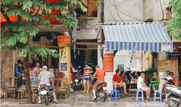 Hà Nội trong ngày đầu tiên giãn cách hàng quán: Bàn lắp vách ngăn, khách ngồi cách nhau 1 mét - 1