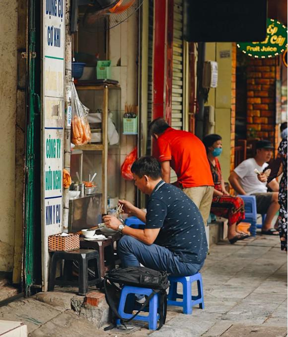 Hà Nội trong ngày đầu tiên giãn cách hàng quán: Bàn lắp vách ngăn, khách ngồi cách nhau 1 mét - 2