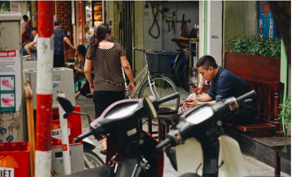 Hà Nội trong ngày đầu tiên giãn cách hàng quán: Bàn lắp vách ngăn, khách ngồi cách nhau 1 mét - 4
