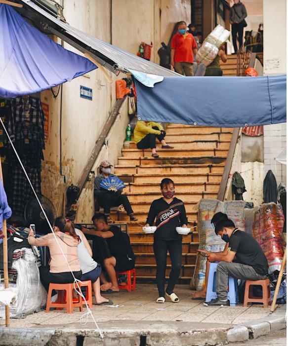 Hà Nội trong ngày đầu tiên giãn cách hàng quán: Bàn lắp vách ngăn, khách ngồi cách nhau 1 mét - 3