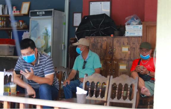 Hà Nội trong ngày đầu tiên giãn cách hàng quán: Bàn lắp vách ngăn, khách ngồi cách nhau 1 mét - 13