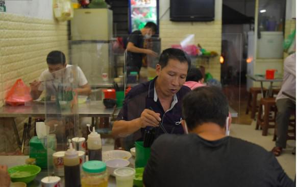 Hà Nội trong ngày đầu tiên giãn cách hàng quán: Bàn lắp vách ngăn, khách ngồi cách nhau 1 mét - 12