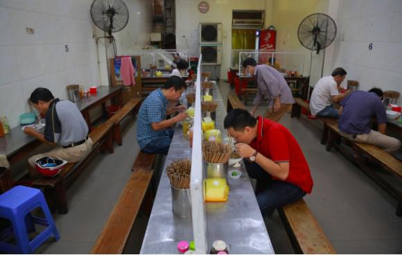 Hà Nội trong ngày đầu tiên giãn cách hàng quán: Bàn lắp vách ngăn, khách ngồi cách nhau 1 mét - 11