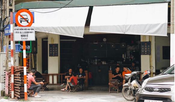 Hà Nội trong ngày đầu tiên giãn cách hàng quán: Bàn lắp vách ngăn, khách ngồi cách nhau 1 mét - 8