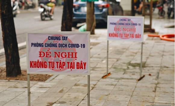 Hà Nội trong ngày đầu tiên giãn cách hàng quán: Bàn lắp vách ngăn, khách ngồi cách nhau 1 mét - 7