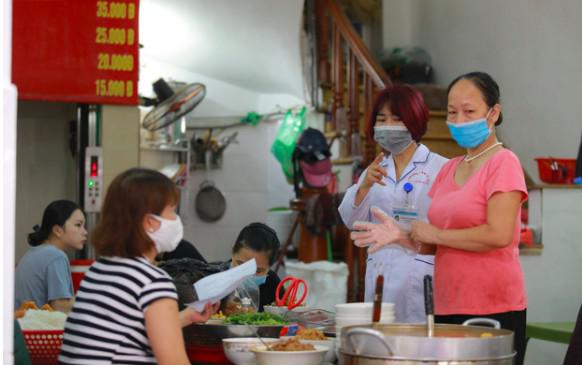 Hà Nội trong ngày đầu tiên giãn cách hàng quán: Bàn lắp vách ngăn, khách ngồi cách nhau 1 mét - 16