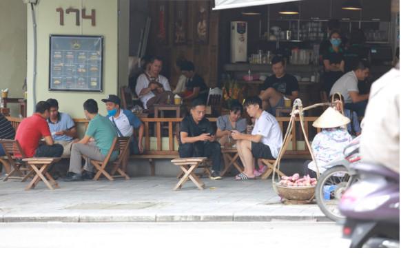 Hà Nội trong ngày đầu tiên giãn cách hàng quán: Bàn lắp vách ngăn, khách ngồi cách nhau 1 mét - 15
