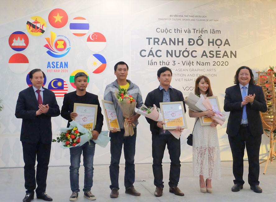 Thưởng lãm 117 tranh đồ họa xuất sắc của các họa sĩ ASEAN - 3