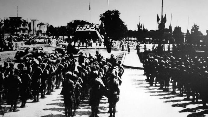 Hai cô gái kéo cờ tại Ba Đình ngày 2/9/1945 - 1
