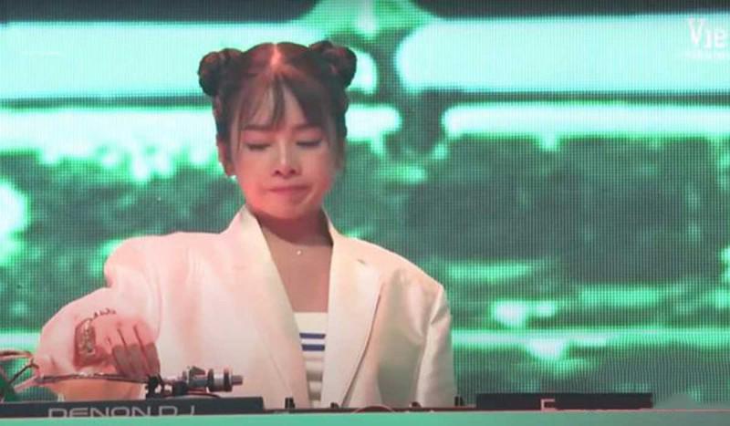 Vì sao nữ DJ xinh đẹp của Rap Việt rơi lệ khi nghe thí sinh hát? - 1