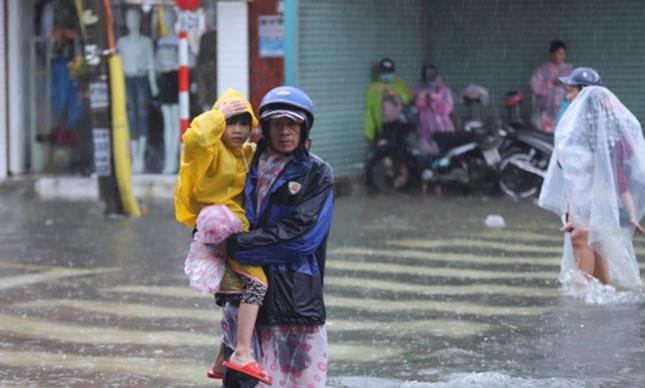 Nhiều trường tại Nghệ An cho học sinh nghỉ học vì mưa lũ lớn - 1