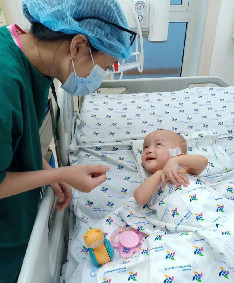 1 tháng sau mổ tách dính, Trúc Nhi-Song Nhi đã ngồi dậy được - 2