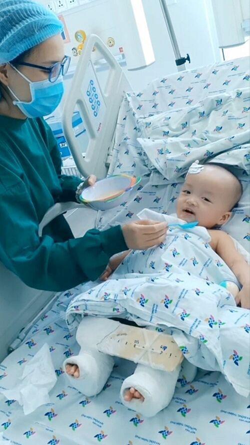Cặp song sinh Trúc Nhi, Diệu Nhi bắt đầu ăn cháo - 1