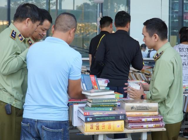 Tịch thu hàng loạt sách giả tại Hội chợ sách Hà Nội - 1