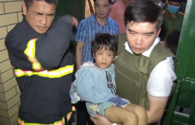 Bắc Ninh: Giải cứu bé gái 6 tuổi bị bố và người tình giam giữ, đánh đập - 2