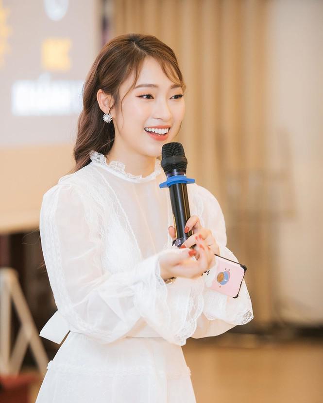 'Hot girl 7 thứ tiếng' Khánh Vy tốt nghiệp loại giỏi Học viện Ngoại giao - 4