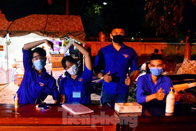 ‘Trắng đêm, xuyên ngày’ hỗ trợ các chốt chặn ở Đà Nẵng - 5