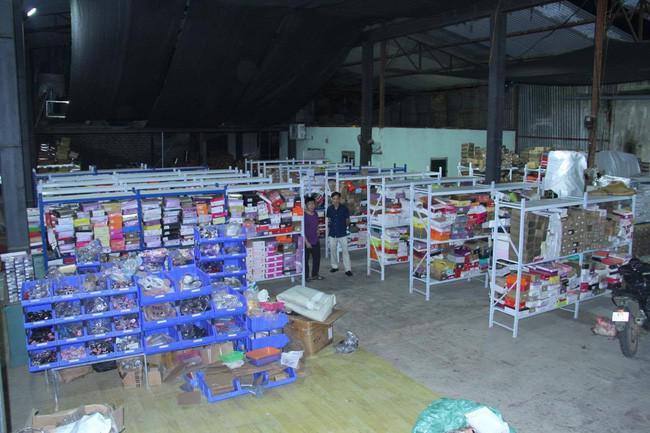Bắt giữ kho giày dép không rõ nguồn gốc rộng hơn 600m2 - 1