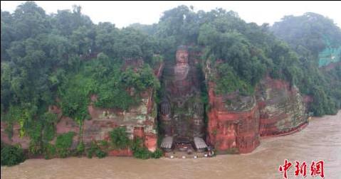 Trung Quốc lụt nặng, nước chạm chân tượng Phật - 1