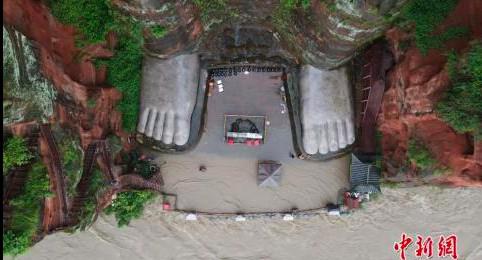 Trung Quốc lụt nặng, nước chạm chân tượng Phật - 2