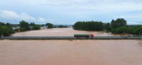 Trung Quốc lụt nặng, nước chạm chân tượng Phật - 4