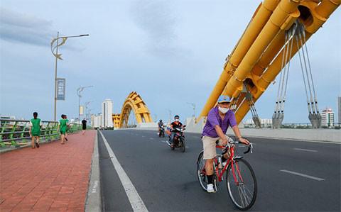 Nhiều người ở Đà Nẵng bị phạt vì ra đường tập thể dục - 1
