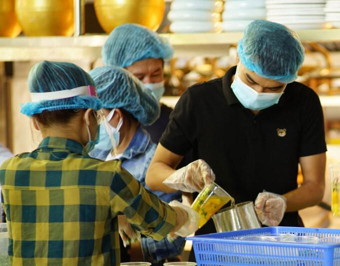 Những vị khách mắc kẹt góp cơm '5 sao' chống dịch ở Đà Nẵng - 1