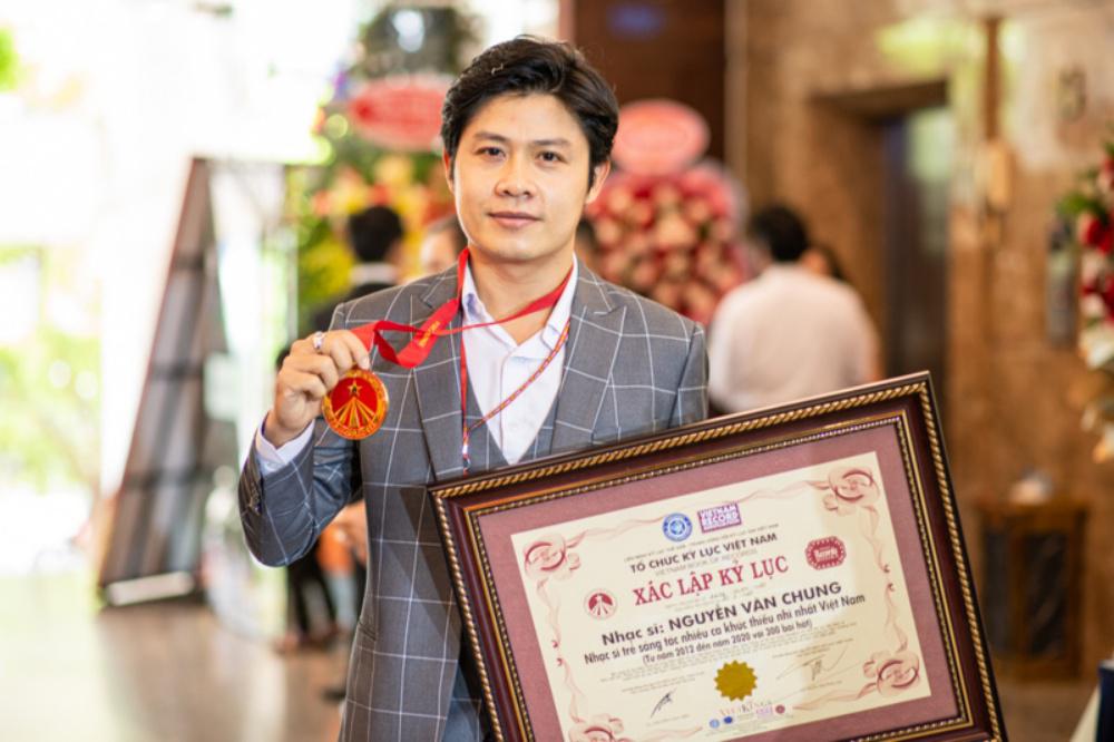 Nguyễn Văn Chung hạnh phúc khi nhận Kỷ lục Việt Nam cho sự nghiệp sáng tác - 1