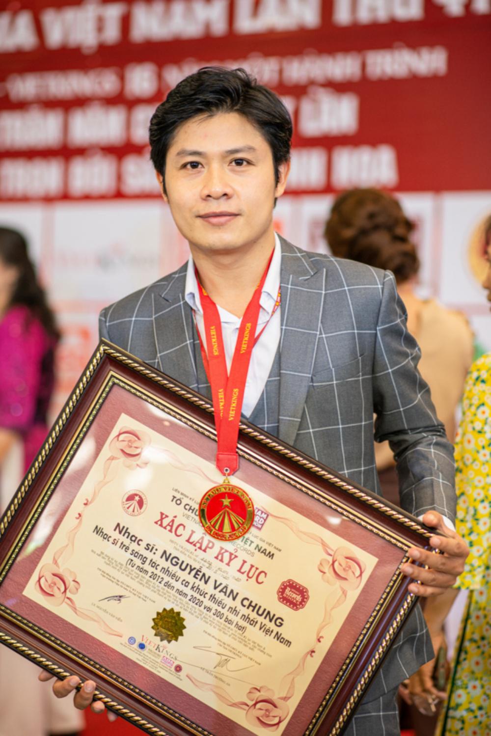 Nguyễn Văn Chung hạnh phúc khi nhận Kỷ lục Việt Nam cho sự nghiệp sáng tác - 2