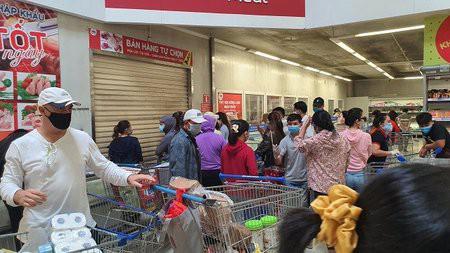 Đà Nẵng: Hàng ngàn người đổ xô mua hàng hóa do Covid-19 - 1