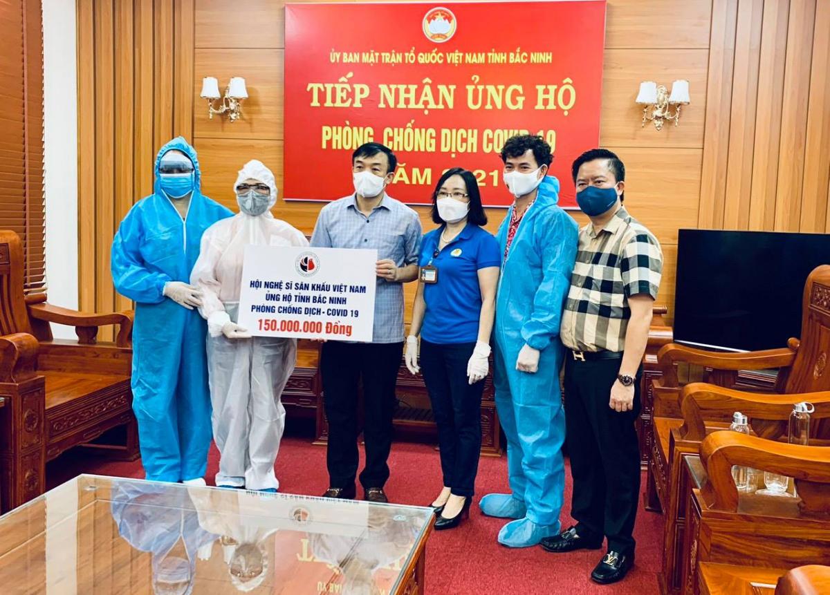 Tự Long, Xuân Bắc cùng Hội Nghệ sĩ Sân khấu VN quyên góp ủng hộ Bắc Ninh, Bắc Giang - 8