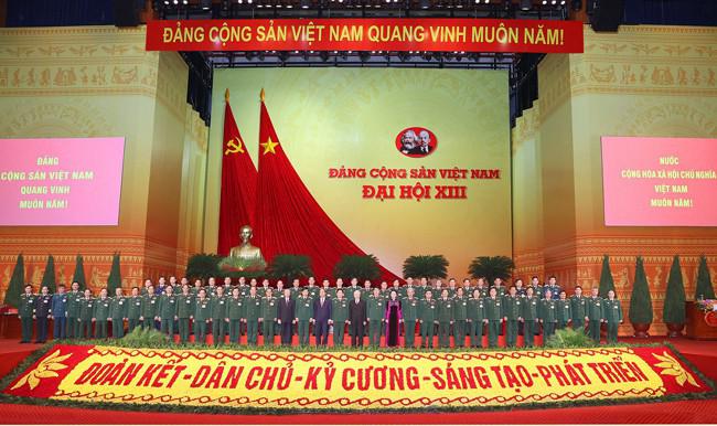 Các đại biểu thảo luận các văn kiện Ðại hội - 1