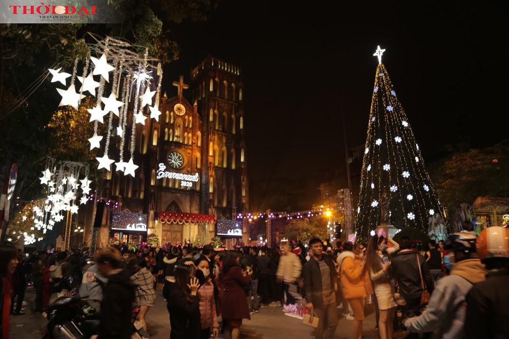 Không khí sôi động trước Giáng sinh tràn ngập đường phố Hà Nội - 9