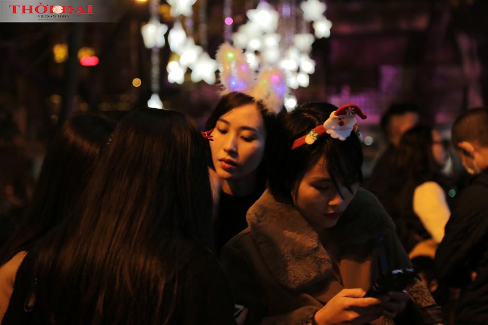 Không khí sôi động trước Giáng sinh tràn ngập đường phố Hà Nội - 11