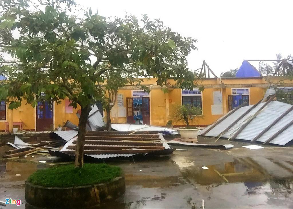 Bệnh viện, trường học tốc mái do bão Vamco - 2