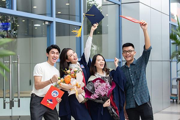 Phương Nga hạnh phúc bên Bình An trong ngày tốt nghiệp - 3