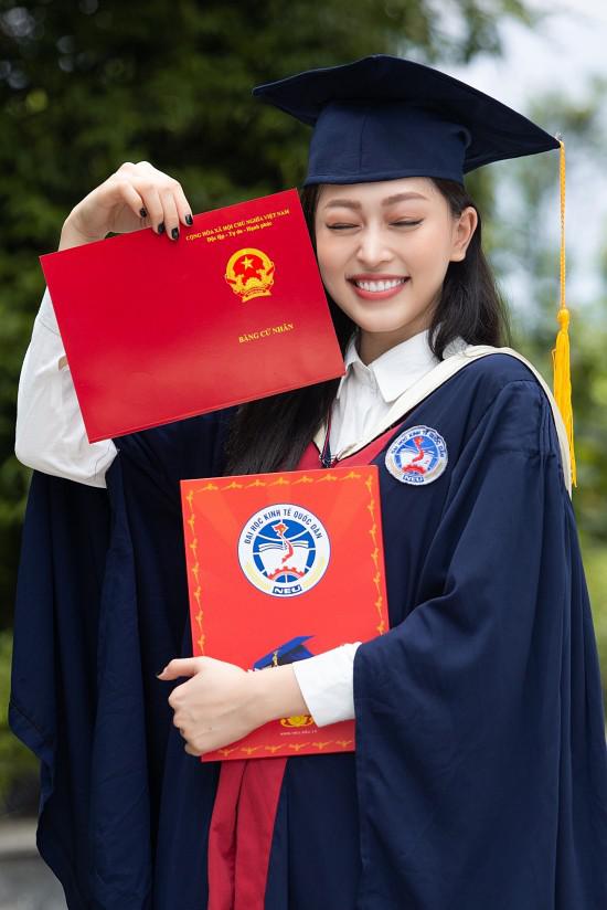 Phương Nga hạnh phúc bên Bình An trong ngày tốt nghiệp - 1