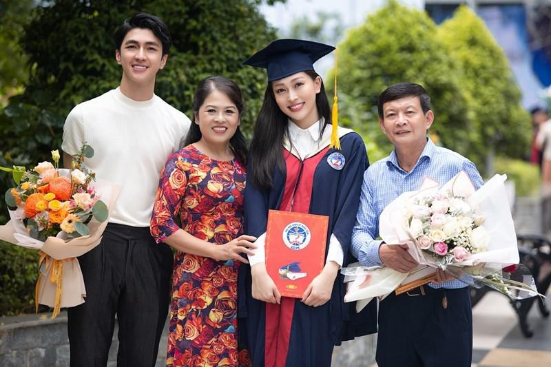 Phương Nga hạnh phúc bên Bình An trong ngày tốt nghiệp - 2