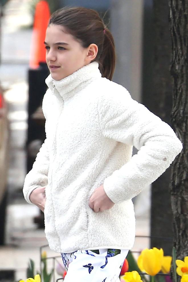 "Công chúa Hollywood" Suri Cruise càng lớn càng xinh đẹp rạng ngời - 1