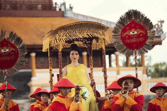 Show diễn thời trang 'Vàng son' trong Đại nội Huế bị phản ứng - 1