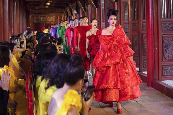 Show diễn thời trang 'Vàng son' trong Đại nội Huế bị phản ứng - 3