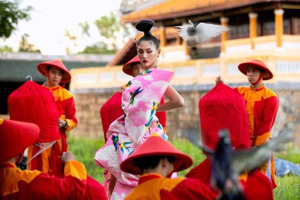 Show diễn thời trang 'Vàng son' trong Đại nội Huế bị phản ứng - 2