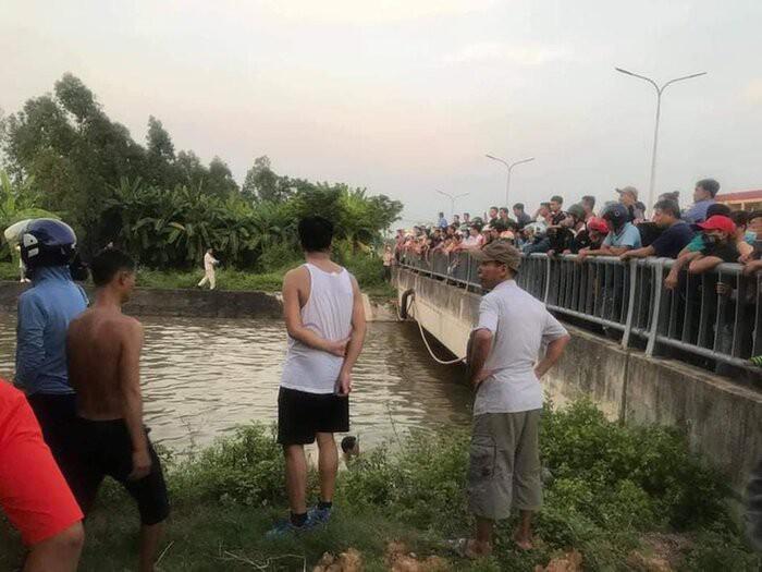 Xe máy 4 ông cháu đi thăm đồng bất ngờ lao xuống sông: 2 cháu tử vong, ông mất tích - 1