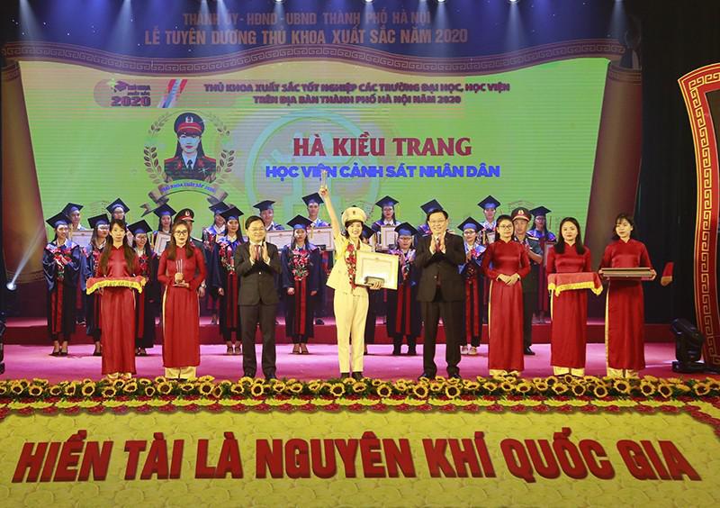Hà Nội tuyên dương 88 Thủ khoa xuất sắc năm 2020 - 1