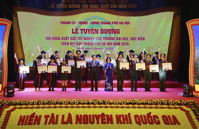 Hà Nội tuyên dương 88 Thủ khoa xuất sắc năm 2020 - 4