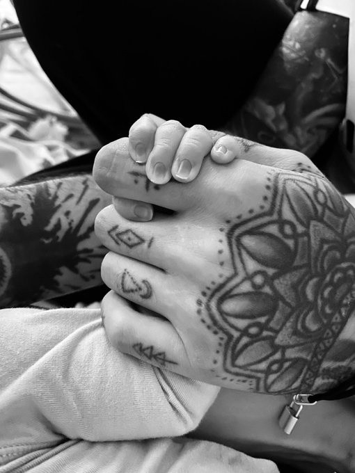 Zayn Malik và Gigi Hadid đón con gái đầu lòng - 2