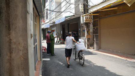 Phong tỏa khu dân cư có bệnh nhân nghi nhiễm Covid-19 ở Hà Nội - 6